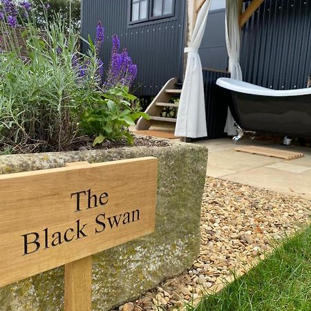 The Black Swan Shepherd Hut Ketton Esterno foto