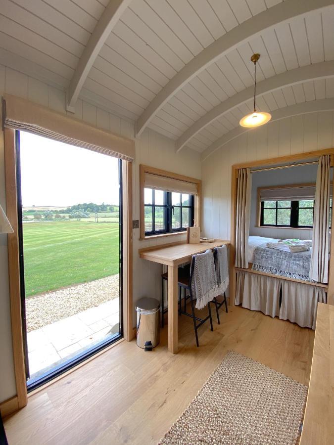 The Black Swan Shepherd Hut Ketton Esterno foto