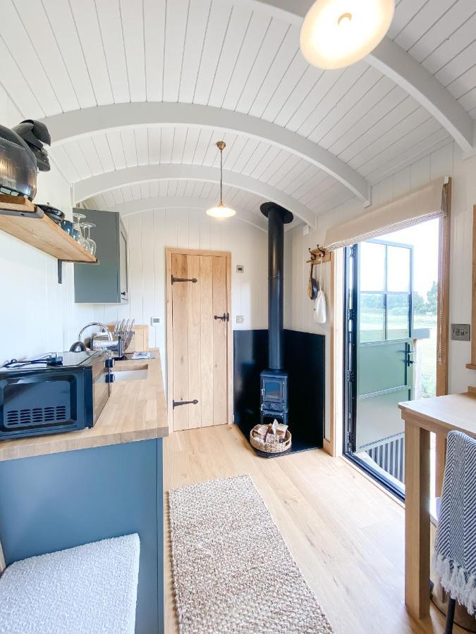 The Black Swan Shepherd Hut Ketton Esterno foto